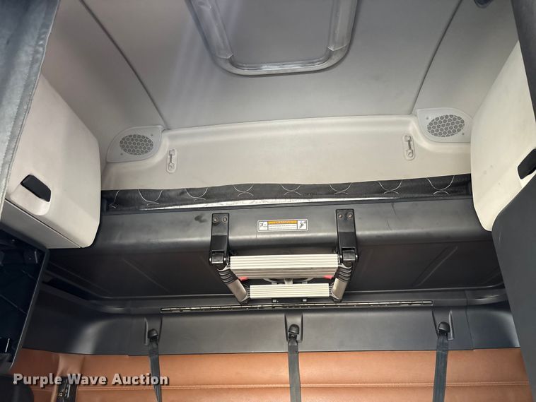 image for item YA1179 2019 Freightliner Cascadia semi truck