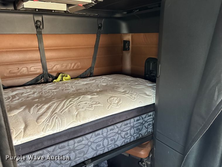 image for item YA1179 2019 Freightliner Cascadia semi truck