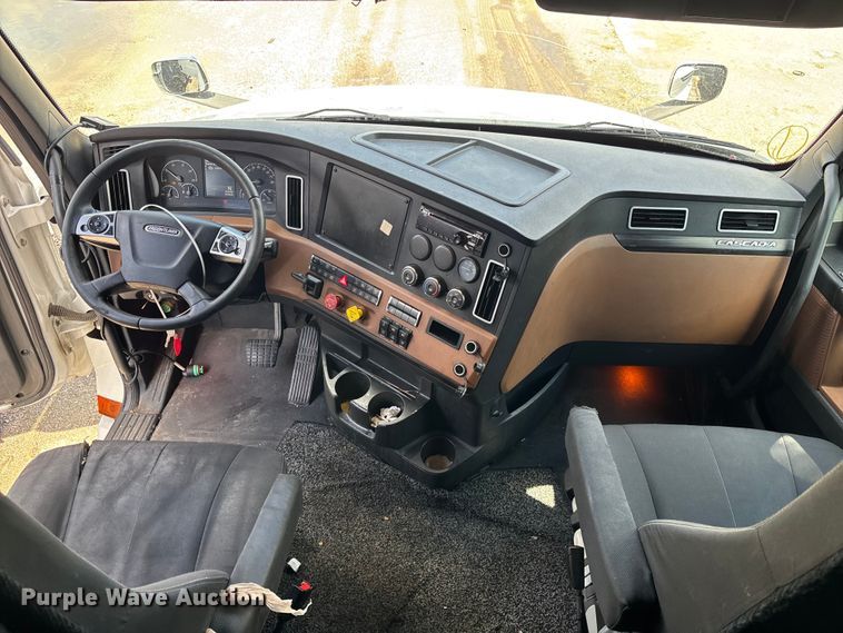 image for item YA1179 2019 Freightliner Cascadia semi truck