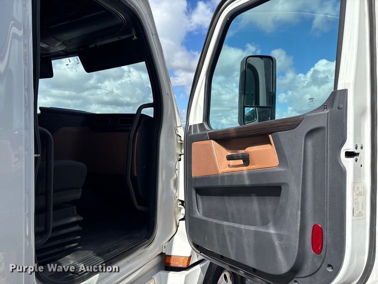 image for item YA1179 2019 Freightliner Cascadia semi truck