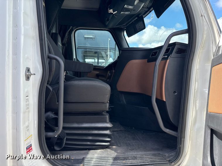 image for item YA1179 2019 Freightliner Cascadia semi truck