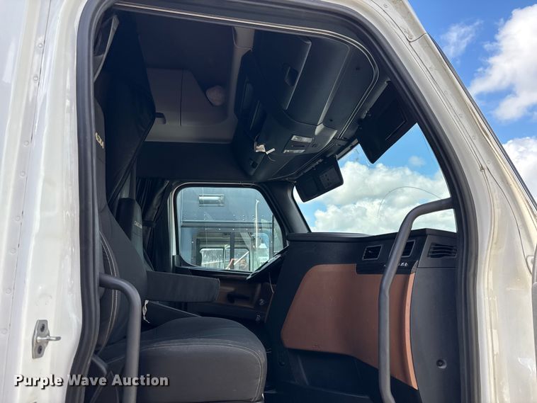 image for item YA1179 2019 Freightliner Cascadia semi truck