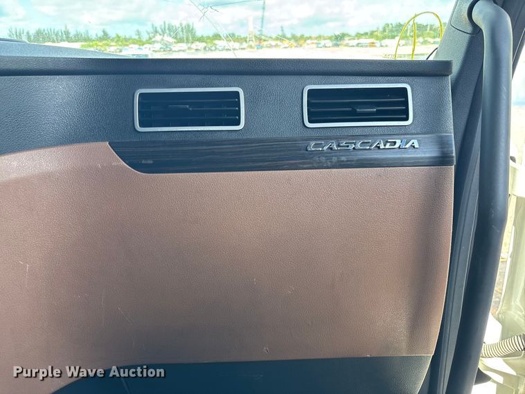 image for item YA1179 2019 Freightliner Cascadia semi truck