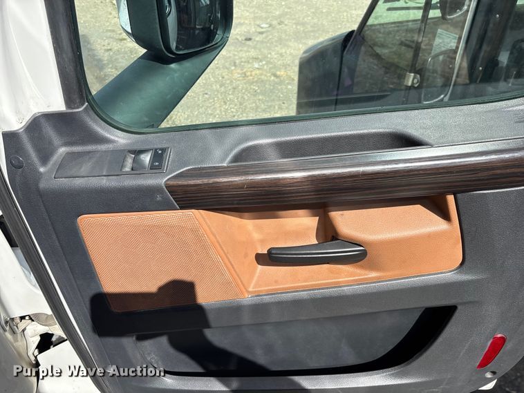 image for item YA1179 2019 Freightliner Cascadia semi truck