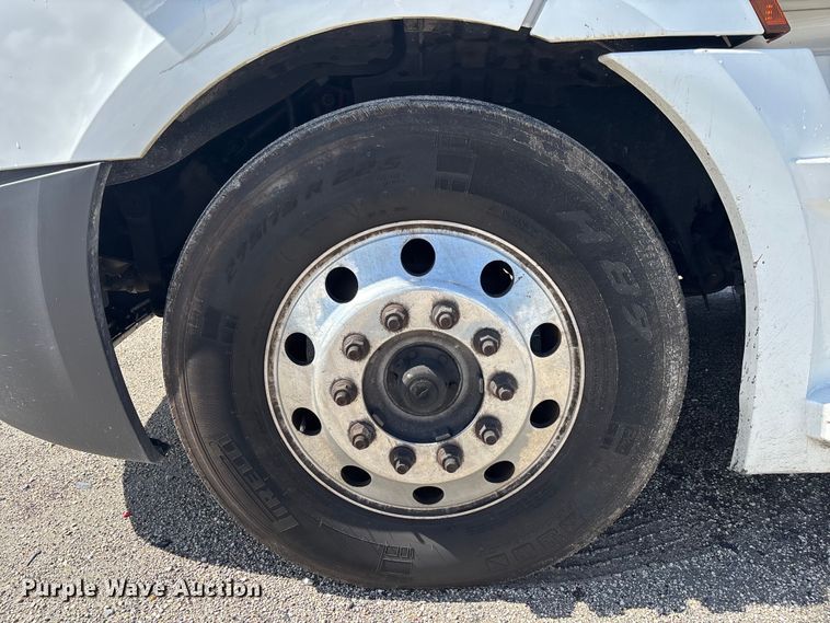 image for item YA1179 2019 Freightliner Cascadia semi truck