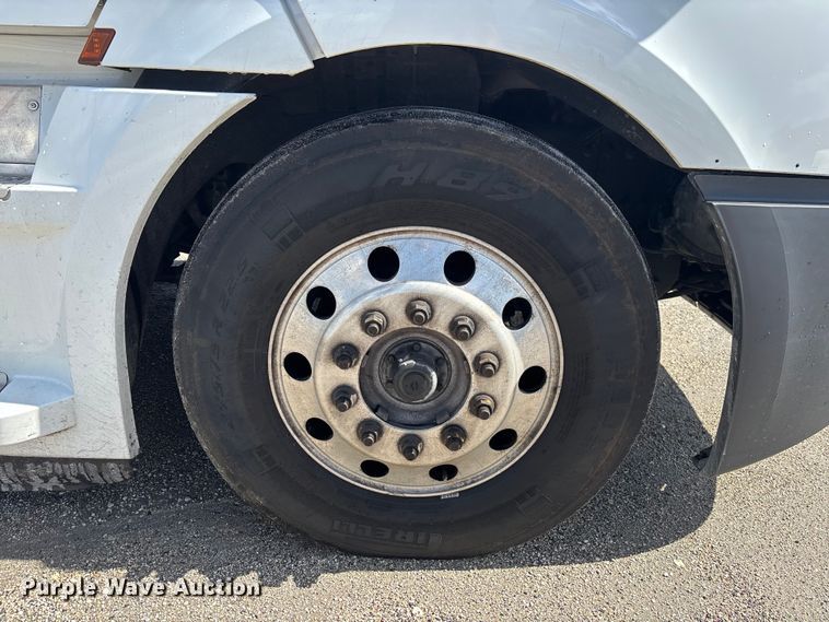 image for item YA1179 2019 Freightliner Cascadia semi truck