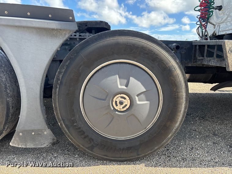 image for item YA1179 2019 Freightliner Cascadia semi truck