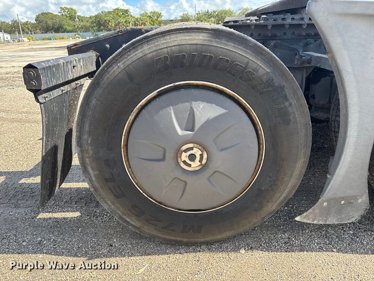 image for item YA1179 2019 Freightliner Cascadia semi truck