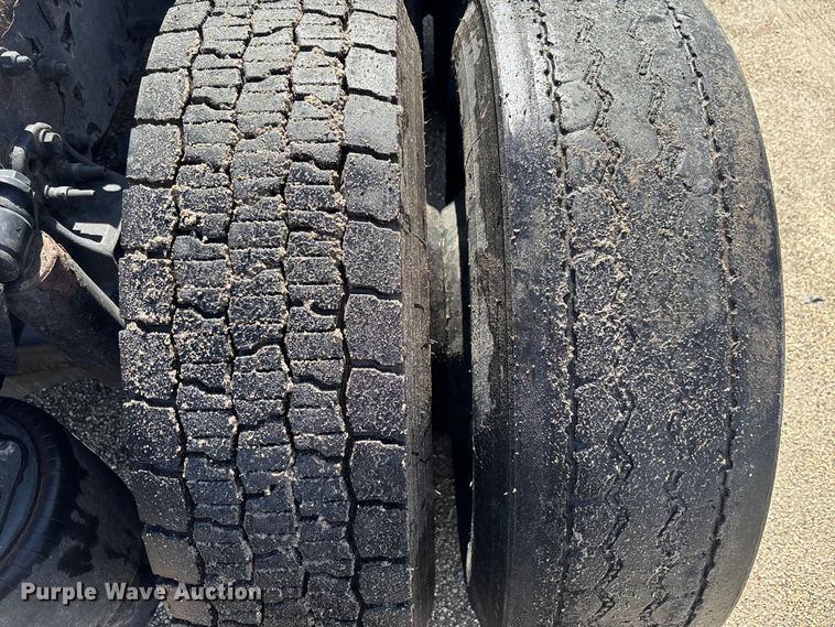 image for item YA1179 2019 Freightliner Cascadia semi truck