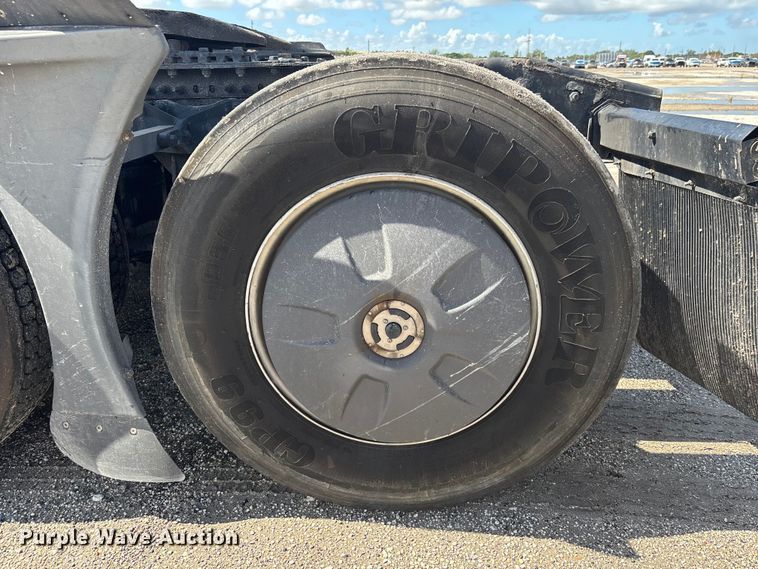 image for item YA1179 2019 Freightliner Cascadia semi truck