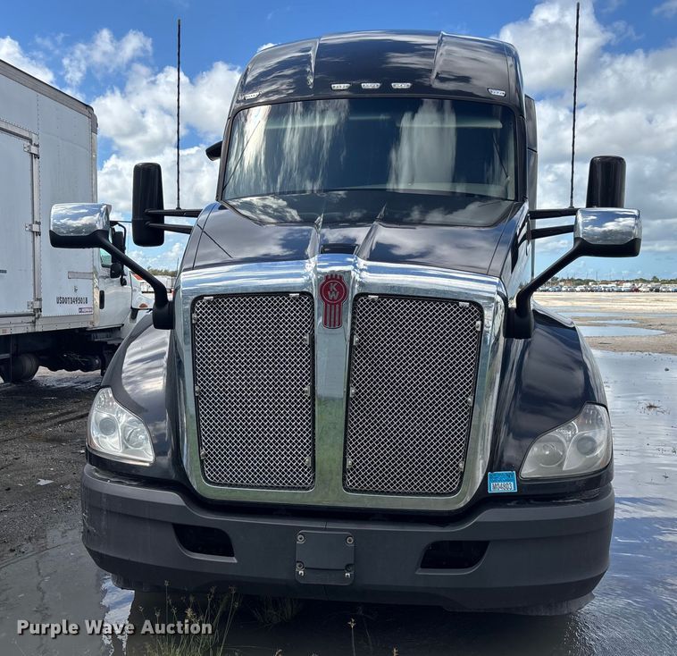 image for item YA1189 2019 Kenworth T680 semi truck