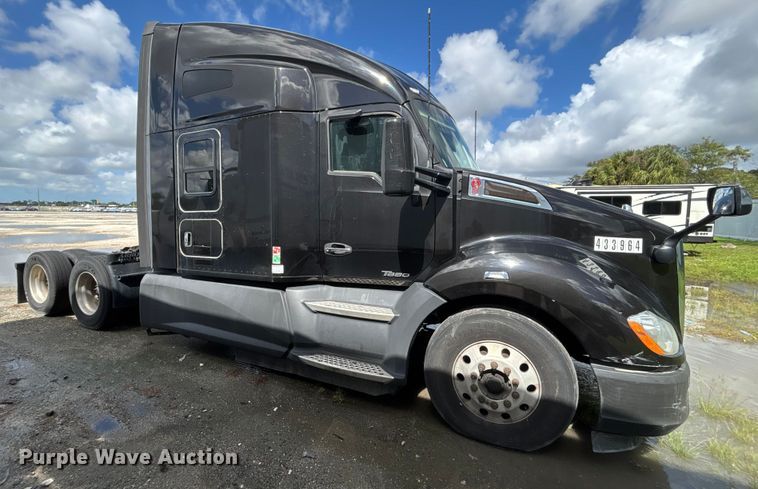 image for item YA1189 2019 Kenworth T680 semi truck