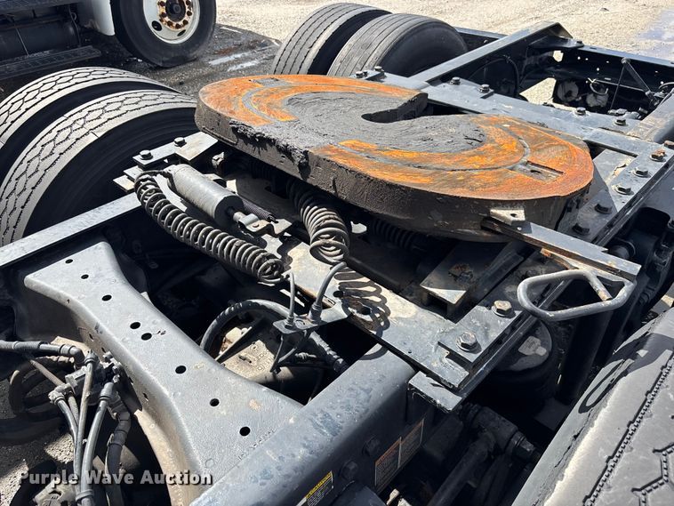 image for item YA1189 2019 Kenworth T680 semi truck