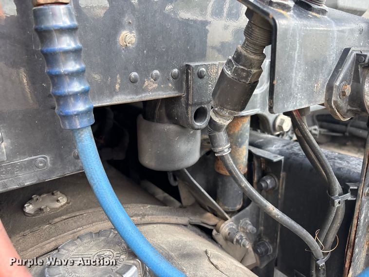 image for item YA1189 2019 Kenworth T680 semi truck