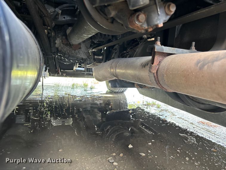 image for item YA1189 2019 Kenworth T680 semi truck