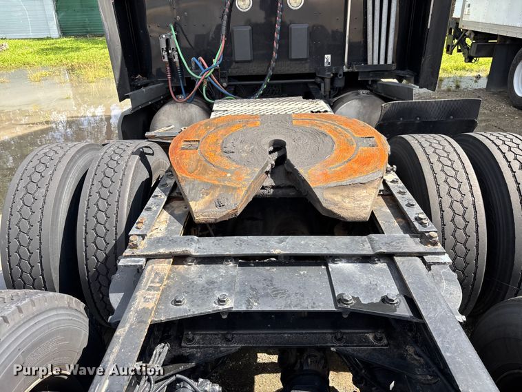 image for item YA1189 2019 Kenworth T680 semi truck