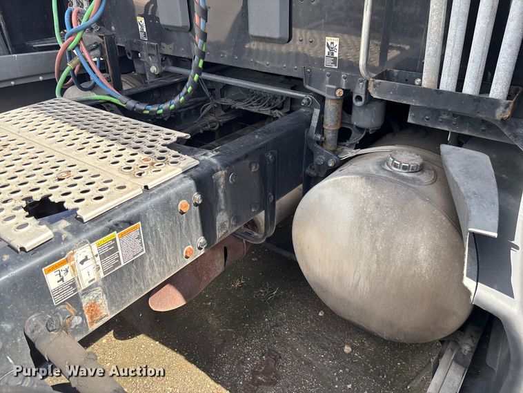 image for item YA1189 2019 Kenworth T680 semi truck