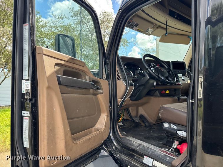 image for item YA1189 2019 Kenworth T680 semi truck