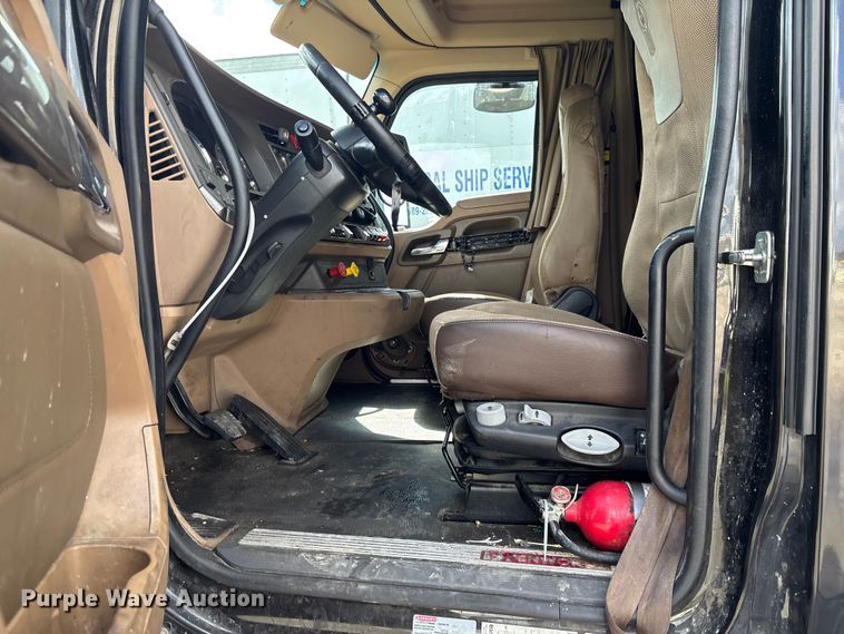 image for item YA1189 2019 Kenworth T680 semi truck