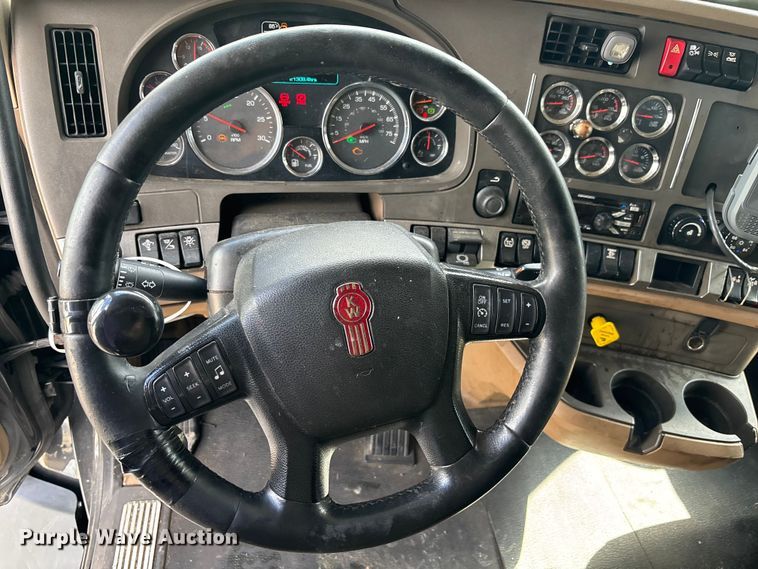 image for item YA1189 2019 Kenworth T680 semi truck