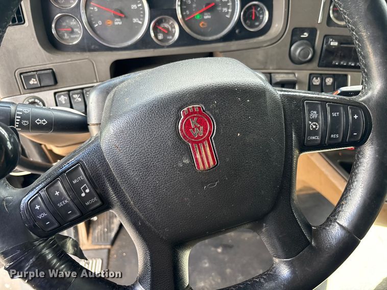 image for item YA1189 2019 Kenworth T680 semi truck