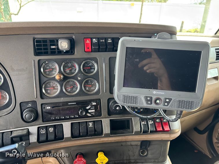 image for item YA1189 2019 Kenworth T680 semi truck