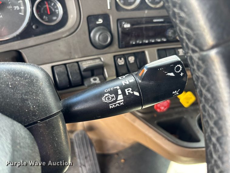 image for item YA1189 2019 Kenworth T680 semi truck