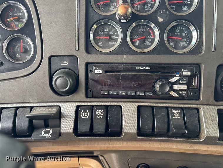 image for item YA1189 2019 Kenworth T680 semi truck