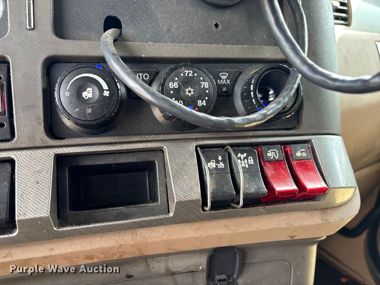 image for item YA1189 2019 Kenworth T680 semi truck