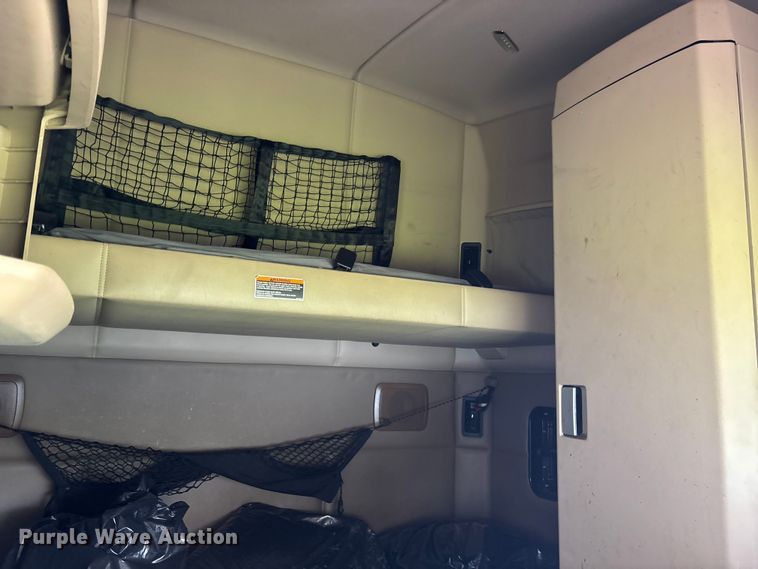 image for item YA1189 2019 Kenworth T680 semi truck