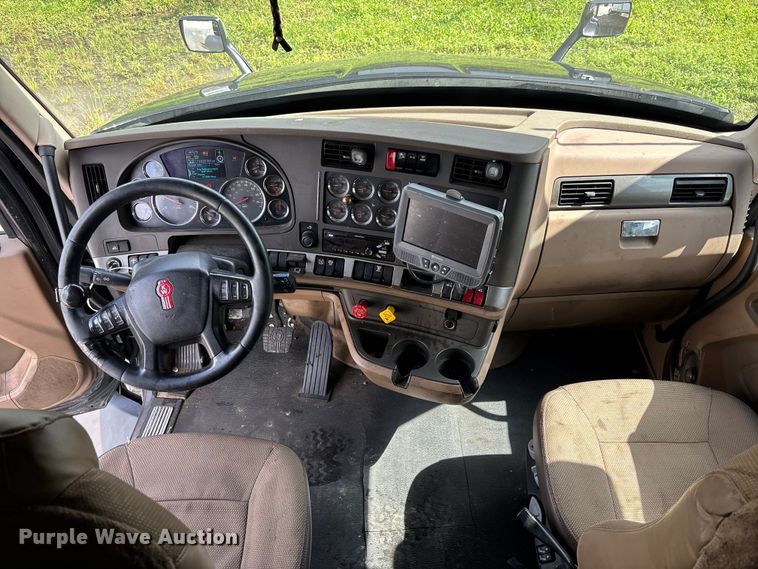 image for item YA1189 2019 Kenworth T680 semi truck