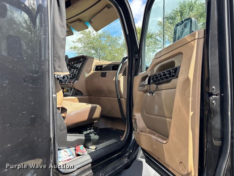 image for item YA1189 2019 Kenworth T680 semi truck