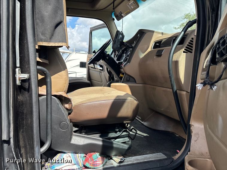 image for item YA1189 2019 Kenworth T680 semi truck