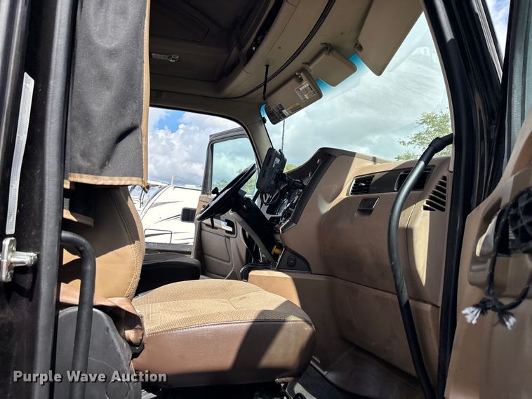 image for item YA1189 2019 Kenworth T680 semi truck