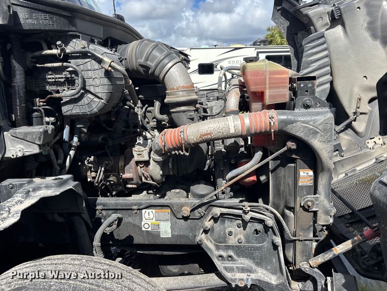 image for item YA1189 2019 Kenworth T680 semi truck