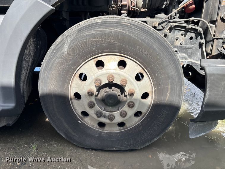 image for item YA1189 2019 Kenworth T680 semi truck