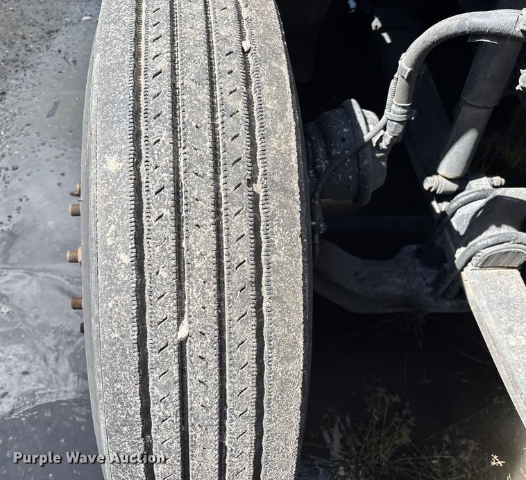 image for item YA1189 2019 Kenworth T680 semi truck