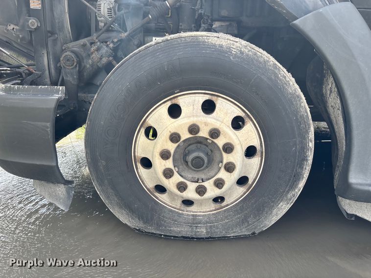 image for item YA1189 2019 Kenworth T680 semi truck