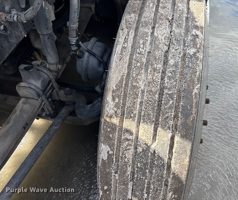 image for item YA1189 2019 Kenworth T680 semi truck