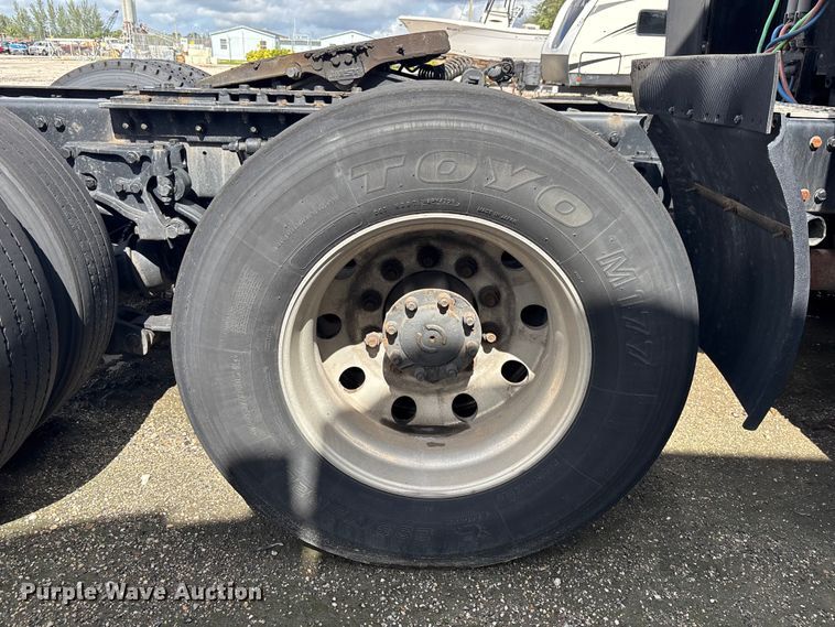 image for item YA1189 2019 Kenworth T680 semi truck