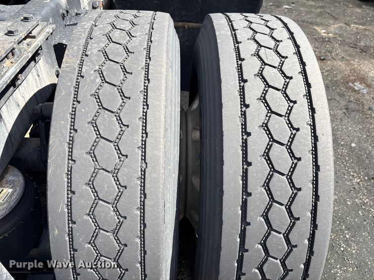 image for item YA1189 2019 Kenworth T680 semi truck