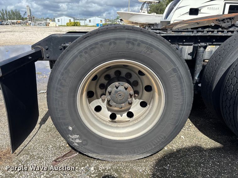 image for item YA1189 2019 Kenworth T680 semi truck