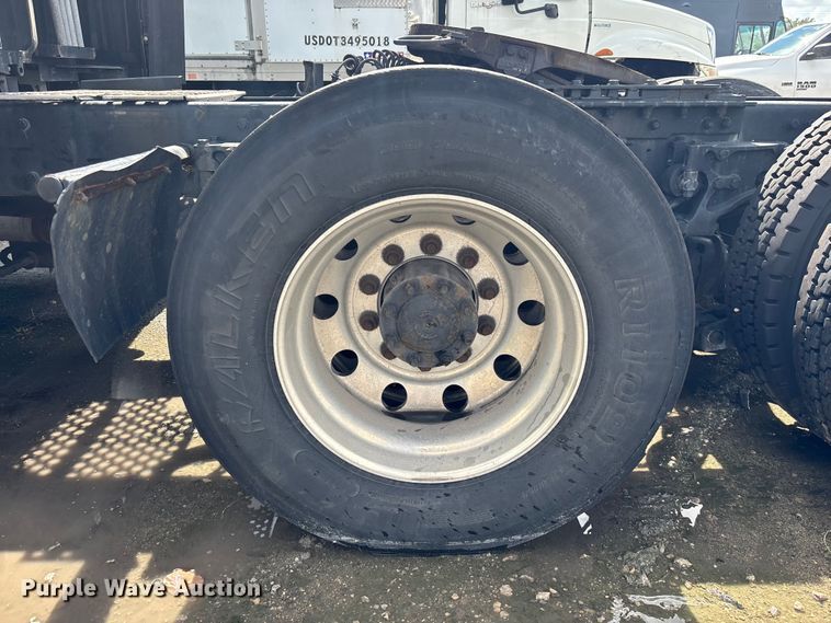 image for item YA1189 2019 Kenworth T680 semi truck