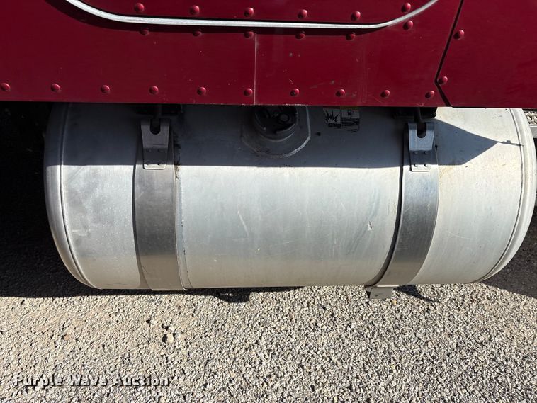 image for item YA1201 2017 Peterbilt 579 semi truck