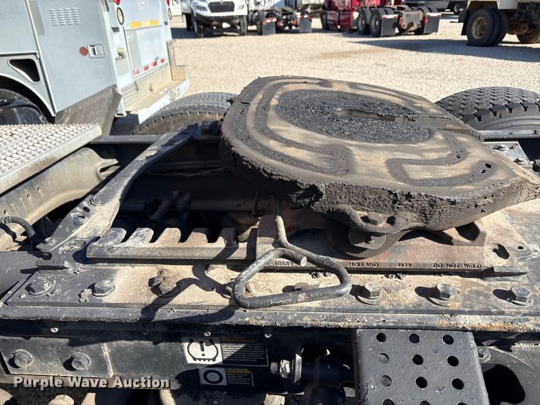 image for item YA1201 2017 Peterbilt 579 semi truck