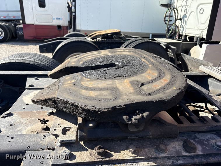 image for item YA1201 2017 Peterbilt 579 semi truck