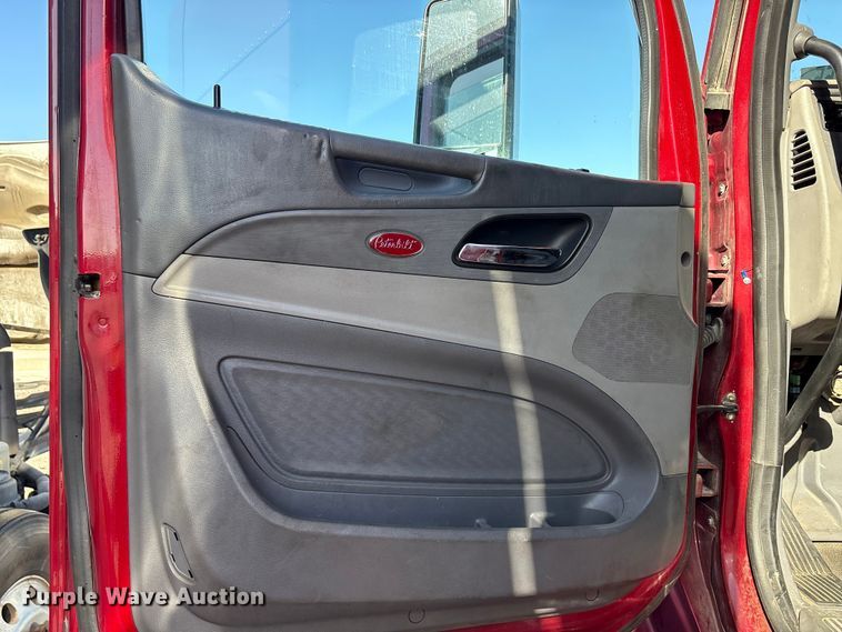 image for item YA1201 2017 Peterbilt 579 semi truck