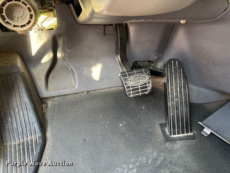 image for item YA1201 2017 Peterbilt 579 semi truck