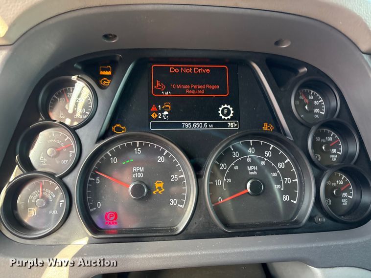 image for item YA1201 2017 Peterbilt 579 semi truck