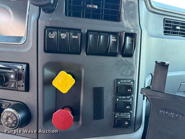 image for item YA1201 2017 Peterbilt 579 semi truck